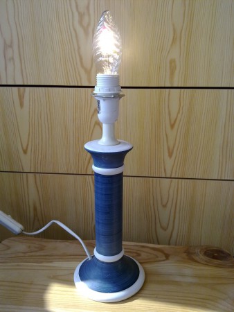 Candeeiro de mesa azul e branco sem abajur